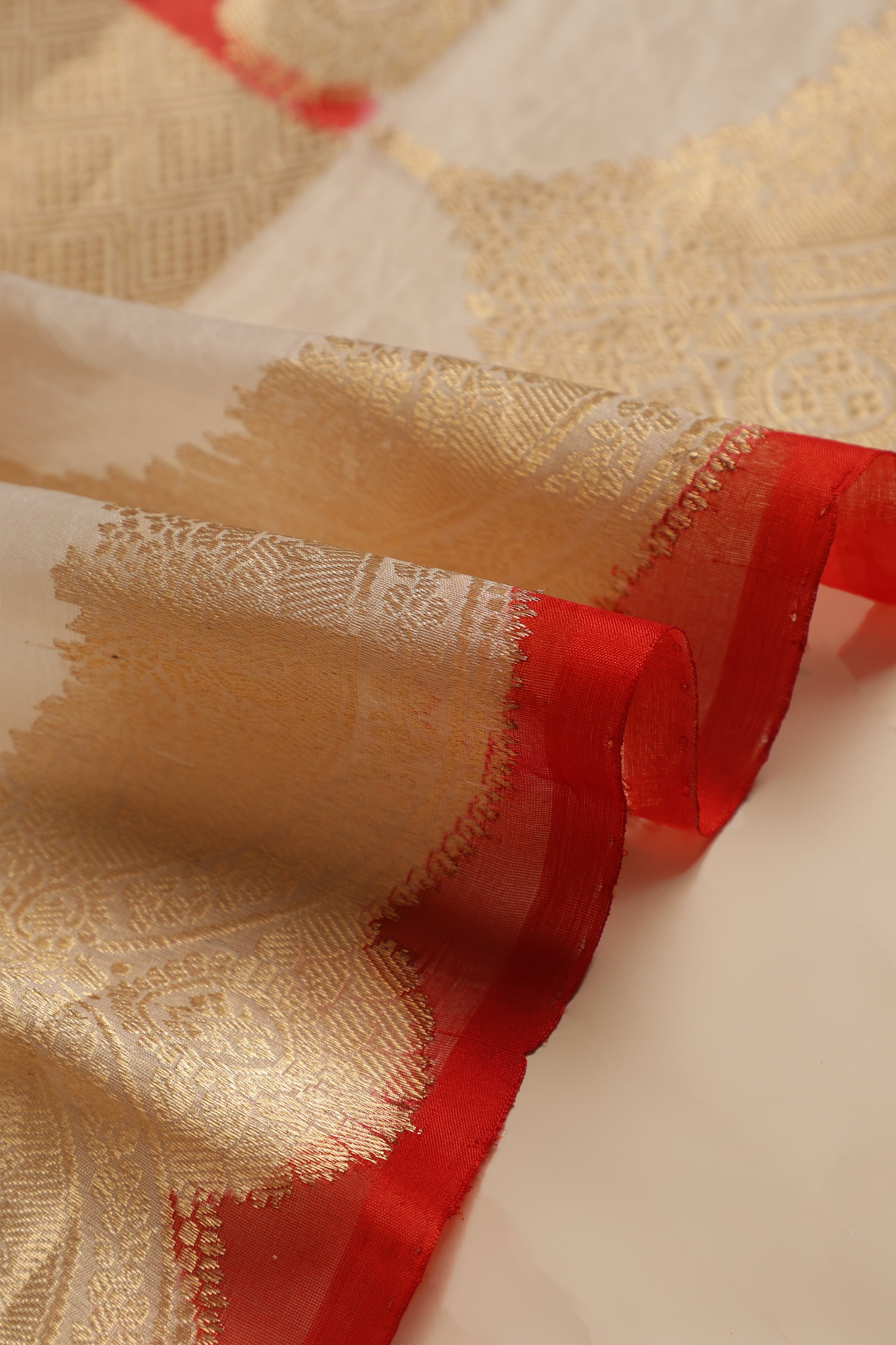 Pure silk banarasi organza kadhua Meena butti - Ivory Red & White